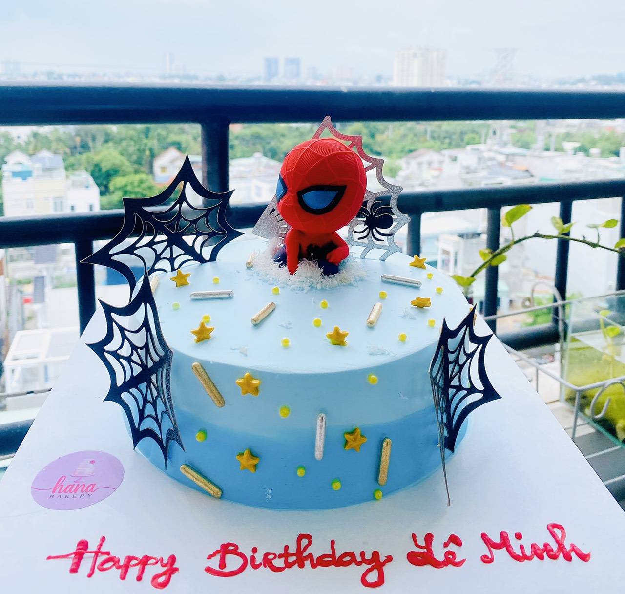 Bánh fondant màu đỏ hình siêu nhân nhện dũng cảm - Bánh Thiên Thần : Chuyên  nhận đặt bánh sinh nhật theo mẫu