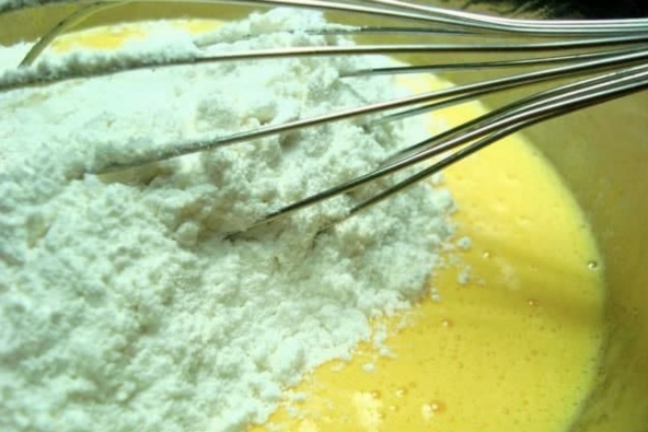 Trộn bột với trứng - cách làm bánh bông lan