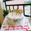 Bánh kem sinh nhật gắn chữ Happy Birthday Vàng