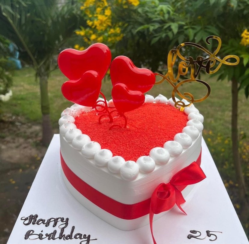 Bánh kem sinh nhật trái tim đỏ ấn tượng
