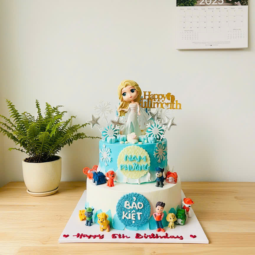 Bánh kem tầng cho bé trai và bé gái