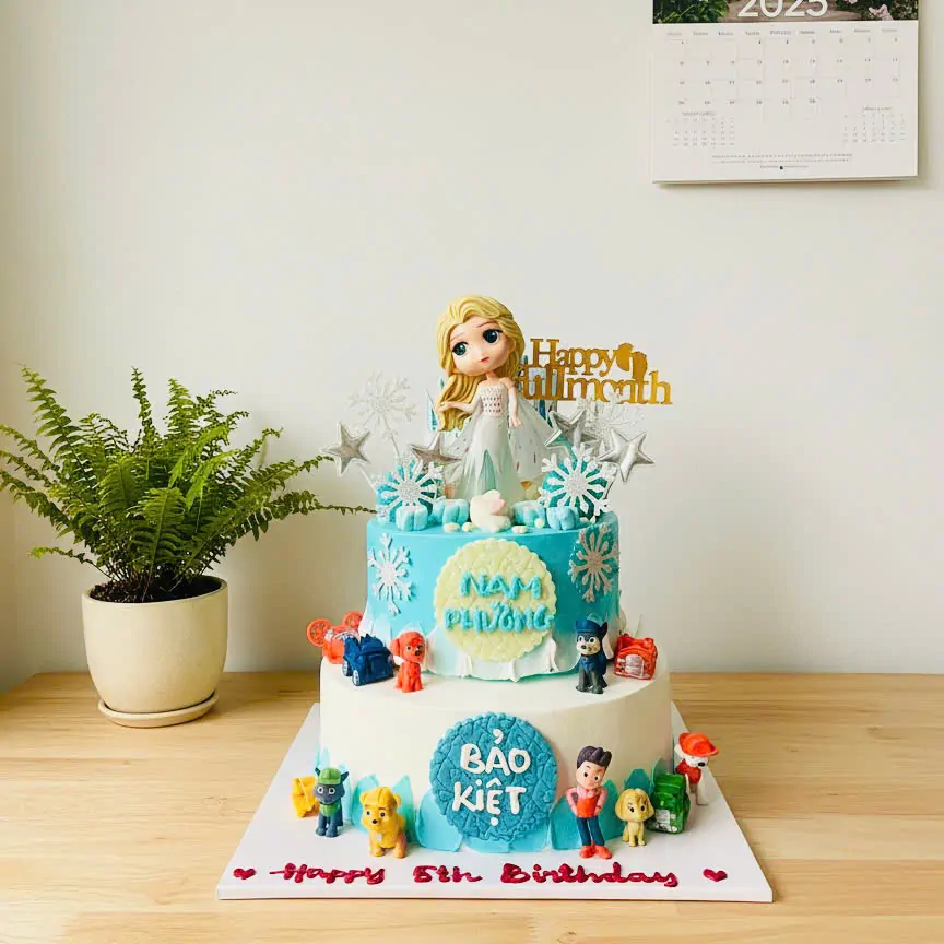 Bánh kem tầng cho bé trai và bé gái